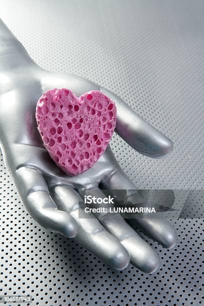 Futuristico Amore Di San Valentino Con Cuore In Argento - Fotografie stock e altre immagini di Braccio robotico