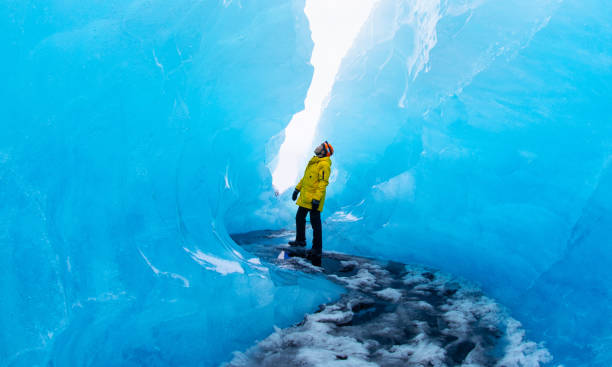 turista alla scoperta della grotta di ghiaccio - skaftafell glacier foto e immagini stock