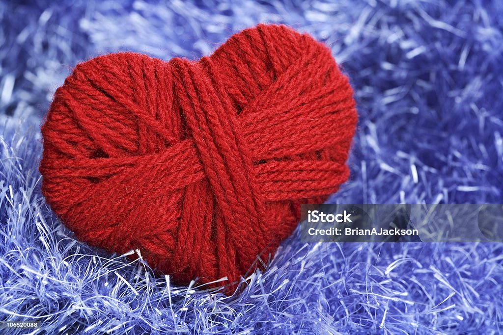 Fibra de lana Símbolo en forma de corazón - Foto de stock de Amor - Sentimiento libre de derechos