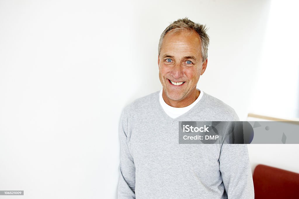 Schöner Reifer Mann lächelnd schiefen gegen die Wand - Lizenzfrei Lehnend Stock-Foto