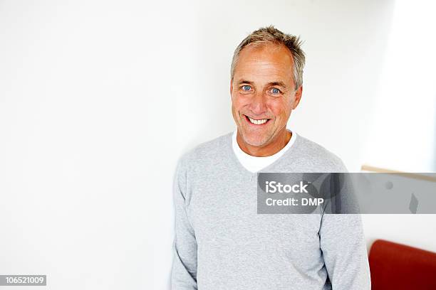 Schöner Reifer Mann Lächelnd Schiefen Gegen Die Wand Stockfoto und mehr Bilder von Lehnend