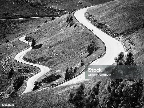 Alpine Road - zdjęcia stockowe i więcej obrazów Alpy - Alpy, Asfalt, Bez ludzi