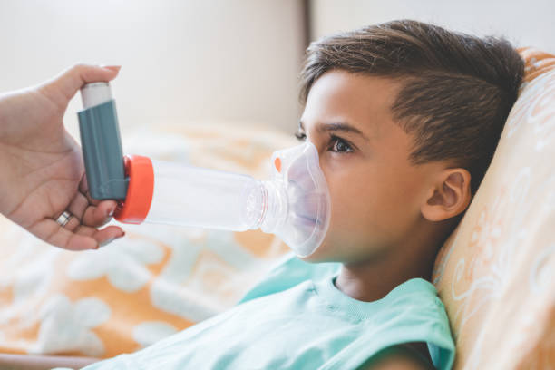 mulher com filho fazendo inalação com nebulizador em casa - asthma inhaler - fotografias e filmes do acervo