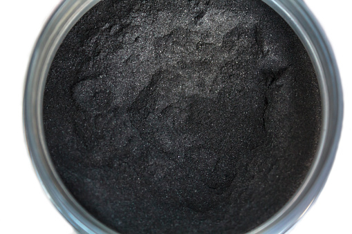 Carbón activado en polvo en un tarro. Vista superior photo