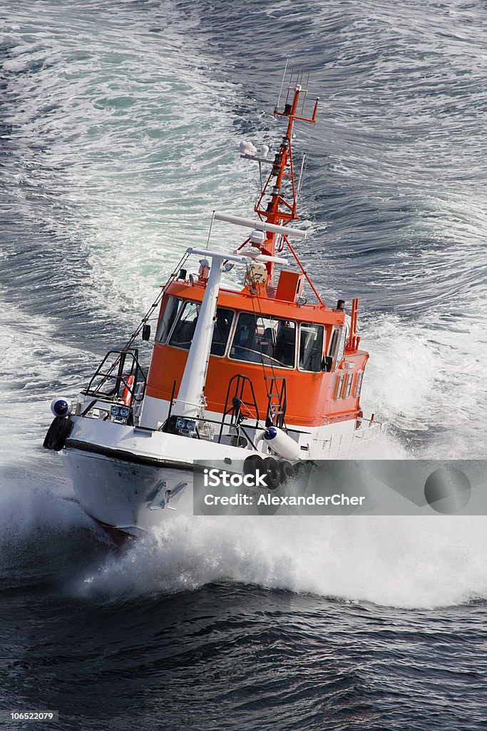 Pilota barca corre attraverso le onde, Norvegia-Scandinavia - Foto stock royalty-free di Acqua