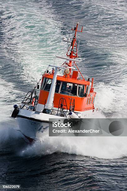 Pilota Barca Corre Attraverso Le Onde Norvegiascandinavia - Fotografie stock e altre immagini di Acqua