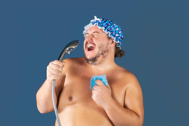 homem gordo engraçado no boné azul cantar no chuveiro - shower human face men wet - fotografias e filmes do acervo