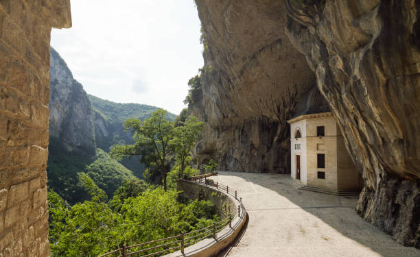 tempio di valadier a genga, marche italia - cave church foto e immagini stock
