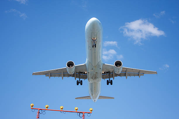 jumbo jet voler au-dessus de votre tête - underbelly photos et images de collection