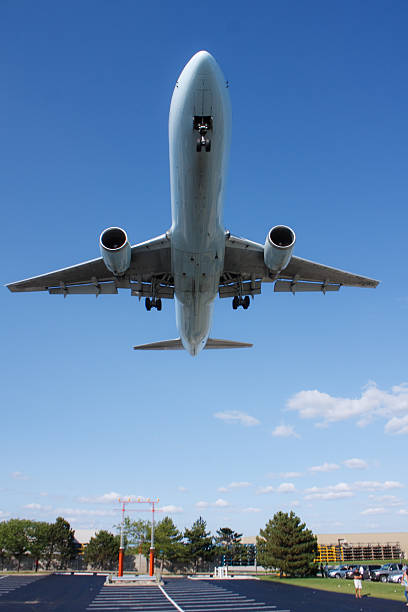 avion voler sur le terrain - underbelly photos et images de collection