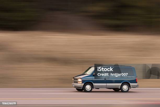 Em Movimento - Fotografias de stock e mais imagens de Carrinha - Veículo - Carrinha - Veículo, Carro de Família, Espaço para Texto