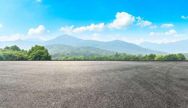 asphalt road pavement and green mountain - como mountain horizon landscape imagens e fotografias de stock