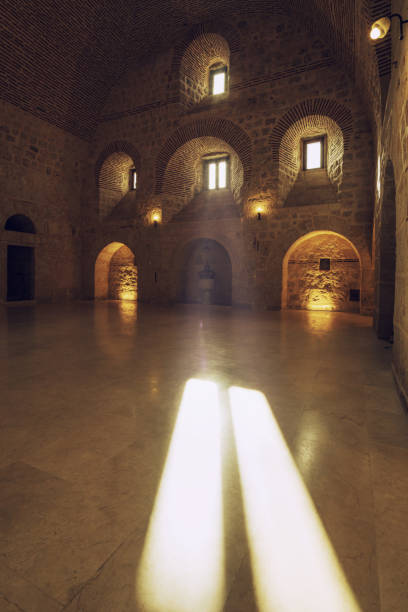 mor gabriel church, midyat, türkei - midyat stock-fotos und bilder