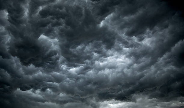 bedrohliche, dunkle wolken bedecken himmel - dark stock-fotos und bilder
