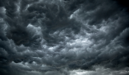 Mortal nubes oscuras sobre el cielo photo