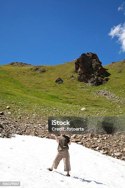 Chłopiec Bawi Się W Pole Śniegowe - zdjęcia stockowe i więcej obrazów Alpy - Alpy, Chłopcy, Dziecko