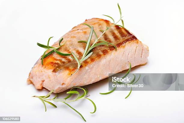 Pesce Alla Griglia Trancio Di Salmone - Fotografie stock e altre immagini di Alimentazione sana - Alimentazione sana, Alla griglia, Basilico