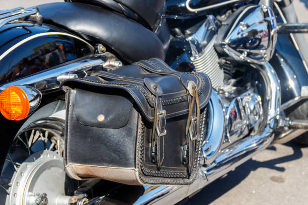 오토바이 클로즈업에 가죽 바이 커 백입니다. 오토바이에 개념 여행 - saddlebag 뉴스 사진 이미지
