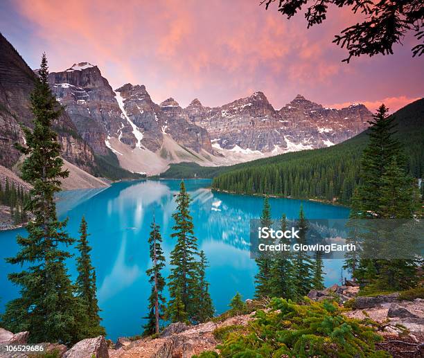 Wunderschönen Sonnenaufgang Am See Moraine Lake Stockfoto und mehr Bilder von See Lake Louise - See Lake Louise, Abenddämmerung, Banff