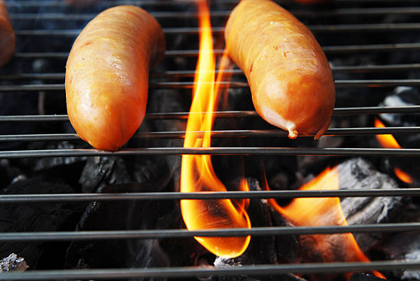 asar salchichas - salt sausage fire flame fotografías e imágenes de stock