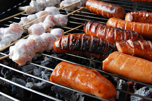 salchichas y carne a la parrilla - salt sausage fire flame fotografías e imágenes de stock