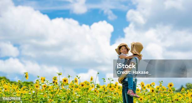 母と娘のひまわり畑で演奏