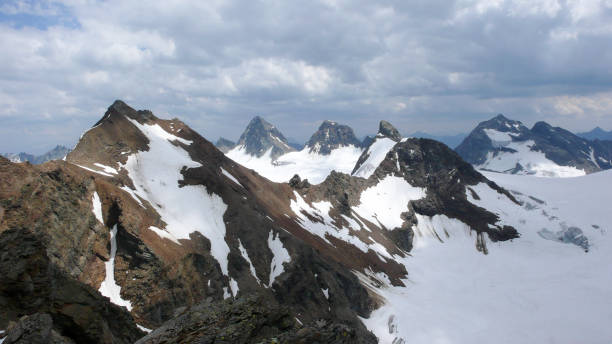 fels und eis und schnee berglandschaft in den schweizer alpen im sommer über klosters in der silvretta-gebirgskette - silvretta stock-fotos und bilder