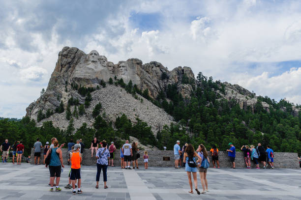 mount rushmore national monument entrance - mt rushmore national monument imagens e fotografias de stock