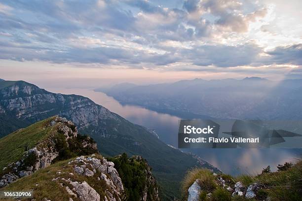 Lago Garda Vista Do Monte Baldo Itália - Fotografias de stock e mais imagens de Alpes Europeus - Alpes Europeus, Ambiente dramático, Ao Ar Livre