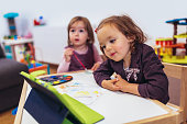 zwei-entzückende-kleine-schwestern-mit-einem-digitalen-tablet-zu-hause-spielen.jpg?b=1&s=170x170&k=20&c=6pvDaUZkVnBTSiad1cqQl_PjctRRLYEVYgcdhZnPQbo=