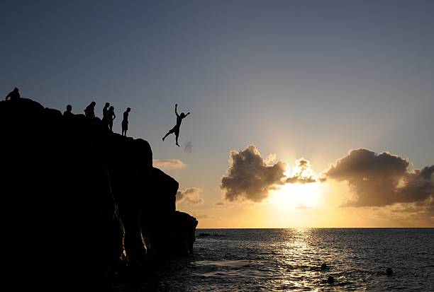 silueta cliff jump - salto desde acantilado fotografías e imágenes de stock