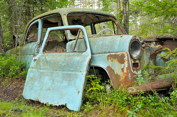 stary zardzewiały samochód - car old rusty scrap metal zdjęcia i obrazy z banku zdjęć