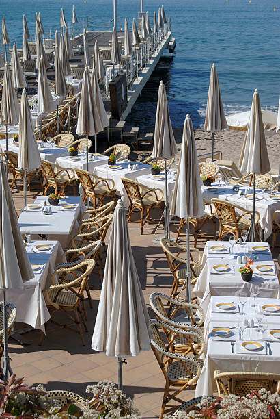 restaurant am meer. cannes. côte d'azur. frankreich - cannes french riviera france beach stock-fotos und bilder