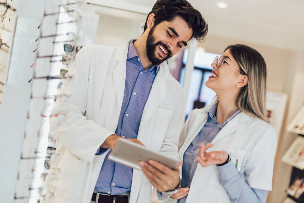 istock Optician selling glasses at the optics 1065328282