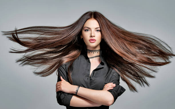 giovane donna con lunghi capelli dritti - capelli neri foto e immagini stock