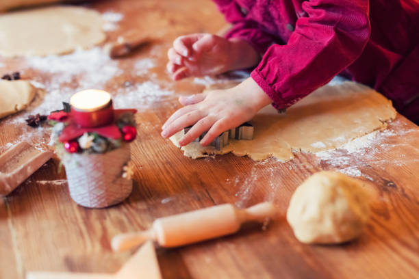 panadería de navidad real - niño está haciendo galletas de navidad - christmas child cookie table fotografías e imágenes de stock