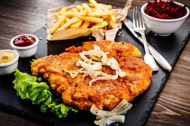 シュニッツェル、フライド ポテト、ビーツ - schnitzel cutlet meal french fries ストックフォトと画像