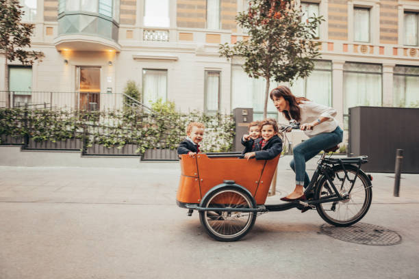 mamma rider cykel - parents children cargo bike bildbanksfoton och bilder