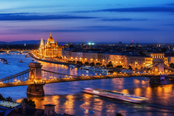 budapest città in ungheria a evening twilight - budapest chain bridge night hungary foto e immagini stock