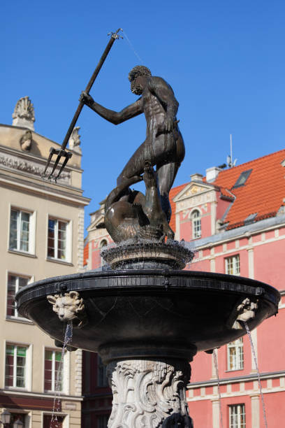 fonte de neptuno, na cidade de gdansk - trident gdansk neptune fountain - fotografias e filmes do acervo