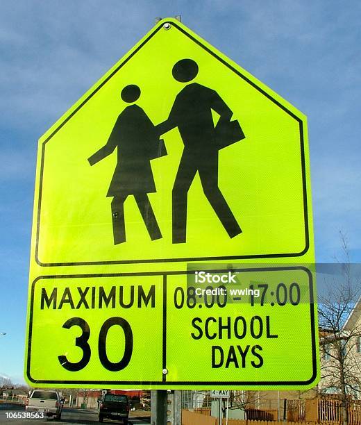 Foto de Escola Placa De Limite De Velocidade e mais fotos de stock de Abrindo - Abrindo, Andar, Carro