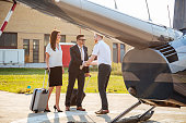hubschrauber-pilot-einladende-passagiere