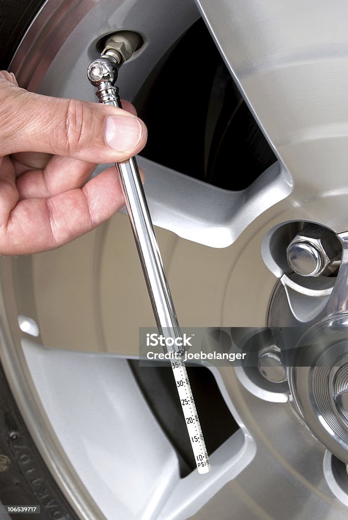 Überprüfung Reifen Druck - Lizenzfrei Druckmesser Stock-Foto