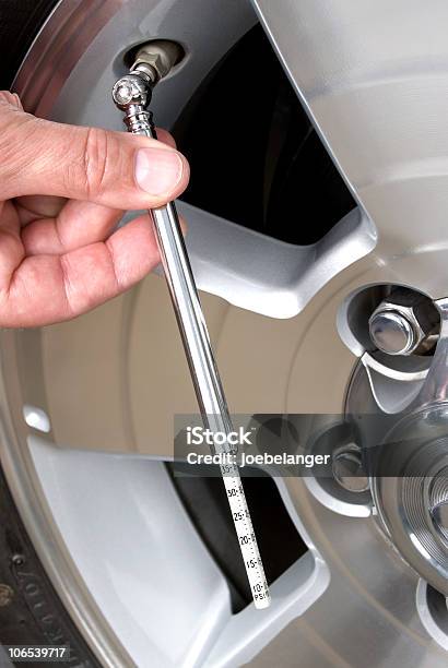 Überprüfung Reifen Druck Stockfoto und mehr Bilder von Druckmesser - Druckmesser, Reifen, Vertikal