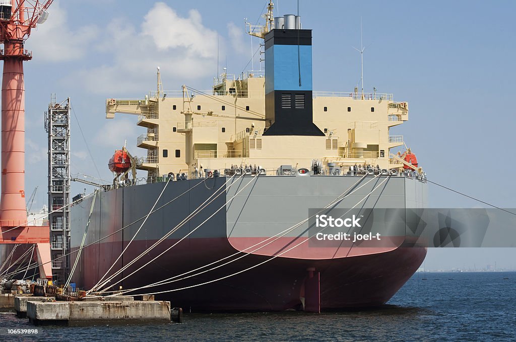 Öltanker in dockyard - Lizenzfrei Anlegestelle Stock-Foto