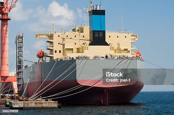 Öltanker In Dockyard Stockfoto und mehr Bilder von Anlegestelle - Anlegestelle, Bauen, Bildkomposition und Technik