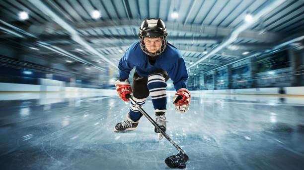 młody hokeista gotowy do silnego strzału na tle lodowej areny - ice hockey child childhood little boys zdjęcia i obrazy z banku zdjęć