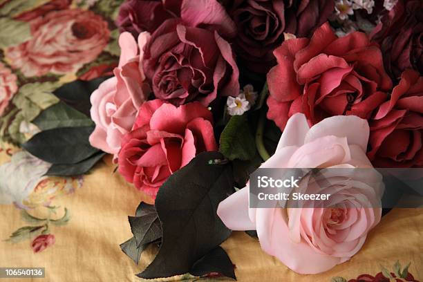 Contraffazione Di Rose - Fotografie stock e altre immagini di Fiore - Fiore, Finto, Seta