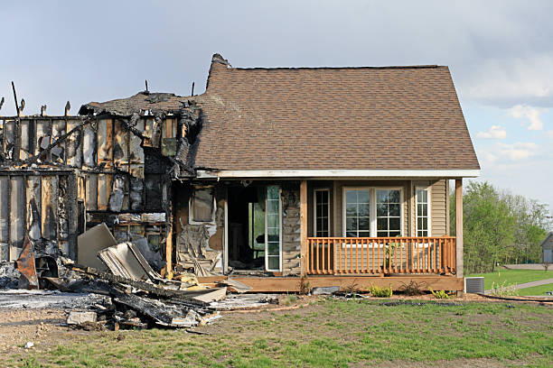 vorderansicht des fire beschädigt zu hause - house on fire stock-fotos und bilder