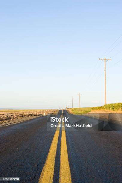 Estrada Vazia - Fotografias de stock e mais imagens de Abandonado - Abandonado, Alfalto, Ao Ar Livre